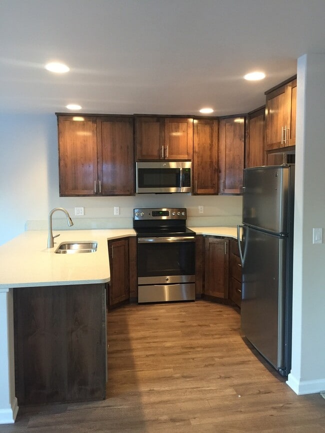 Photo - SE Bend, LIKE NEW Townhouse, 3 Bedrooms, 2 1/2 Baths, Garage, Gas Heat, Patio