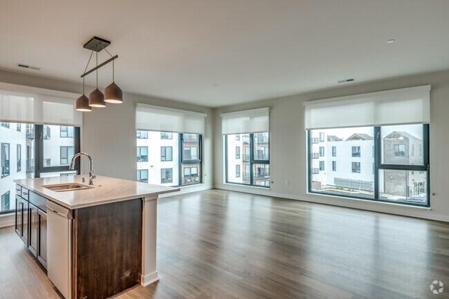 2 BR, 2 BA -1,304