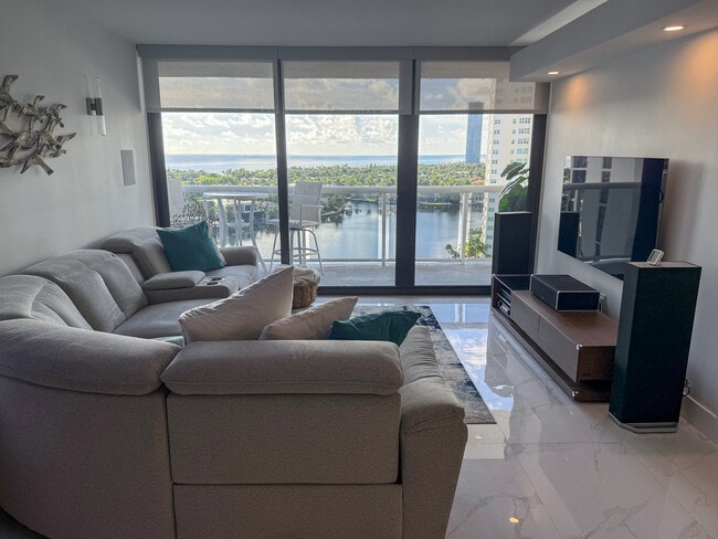 Building Photo - 20505 E Country Club Dr Unit Waterview Condo