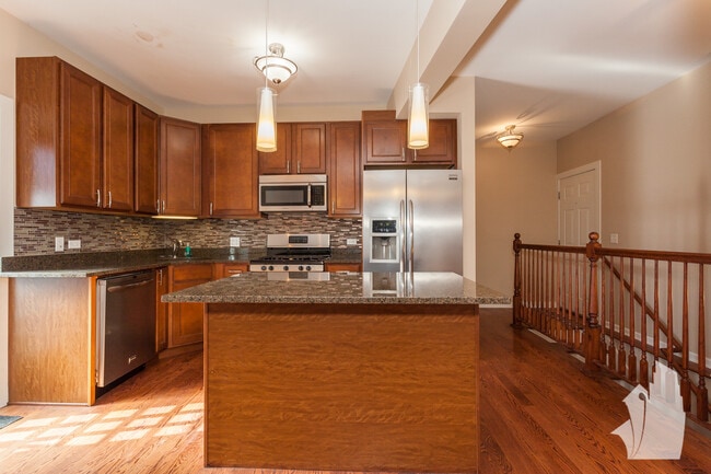 Building Photo - 815 W Newport Ave Unit 1R