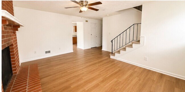Photo - 451 Woodview Dr Unit 451