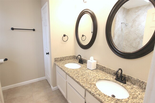 Building Photo - 2731 Colony Dr