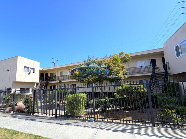 Building Photo - 12302 S Inglewood Ave Unit E