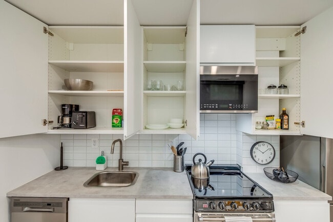 Photo - 115 Manning Ave Unit ID1054576P