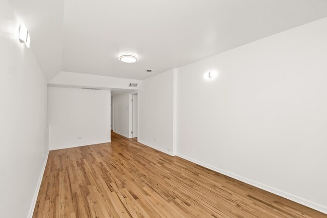 Photo - 1739 W Beach Ave Unit apt G