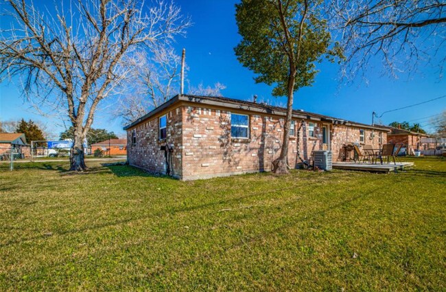 Photo - 2922 Michael St