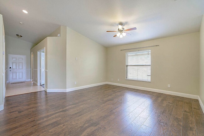 Photo - 832 NW Greenwich Ct