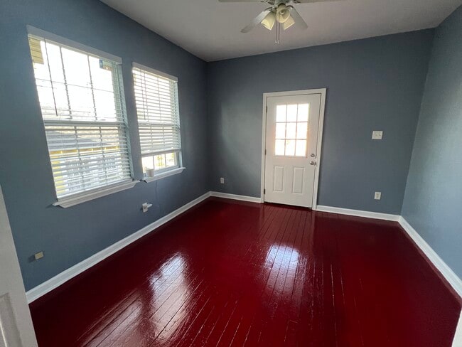 Photo - 3030 Toulouse St