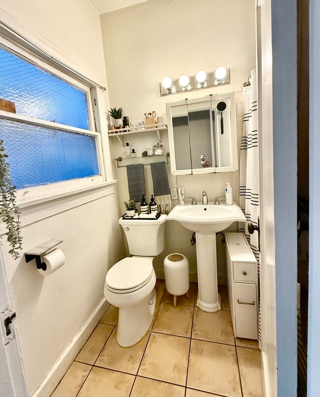 Photo - 1611 Talmadge St Unit Upstairs 3