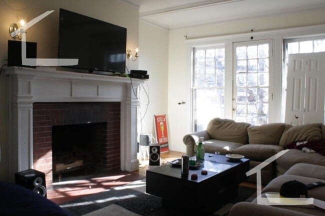 Building Photo - BU Brookline Area Spacious 5b/2b Large  Rooms, These don't last long  Hurry!