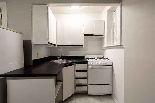 Building Photo - 28 Balmoral Ave. Unit 105