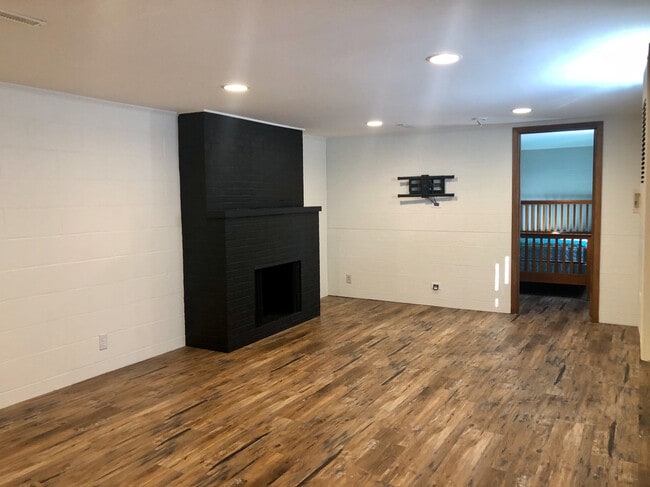 Building Photo - 426 Elm St Unit Apt 2