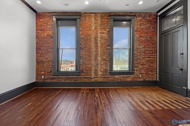 Building Photo - 719 Bank St NE Unit 4