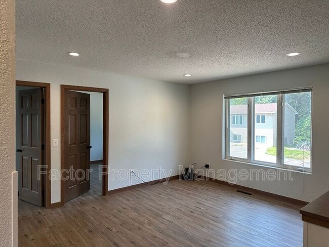 Photo - 154 Balcerzak Dr