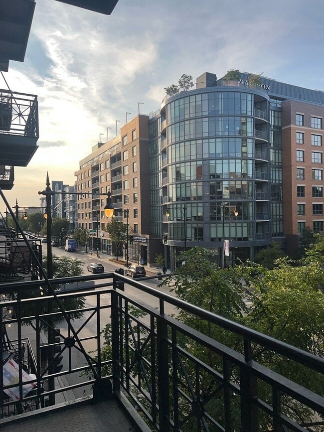 Building Photo - 1155 W Madison St Unit 305