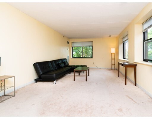 Building Photo - 1933 Commonwealth Ave Unit 409