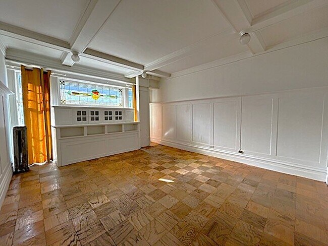 Building Photo - 1 Bed 1 Bath- with Hardwood Floors in Down... Unit 17