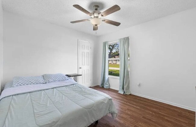 Photo - 733 SE Academy Ln