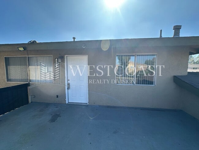 Building Photo - Charming 2-Bed / 2-Bath Home in Rialto – I...