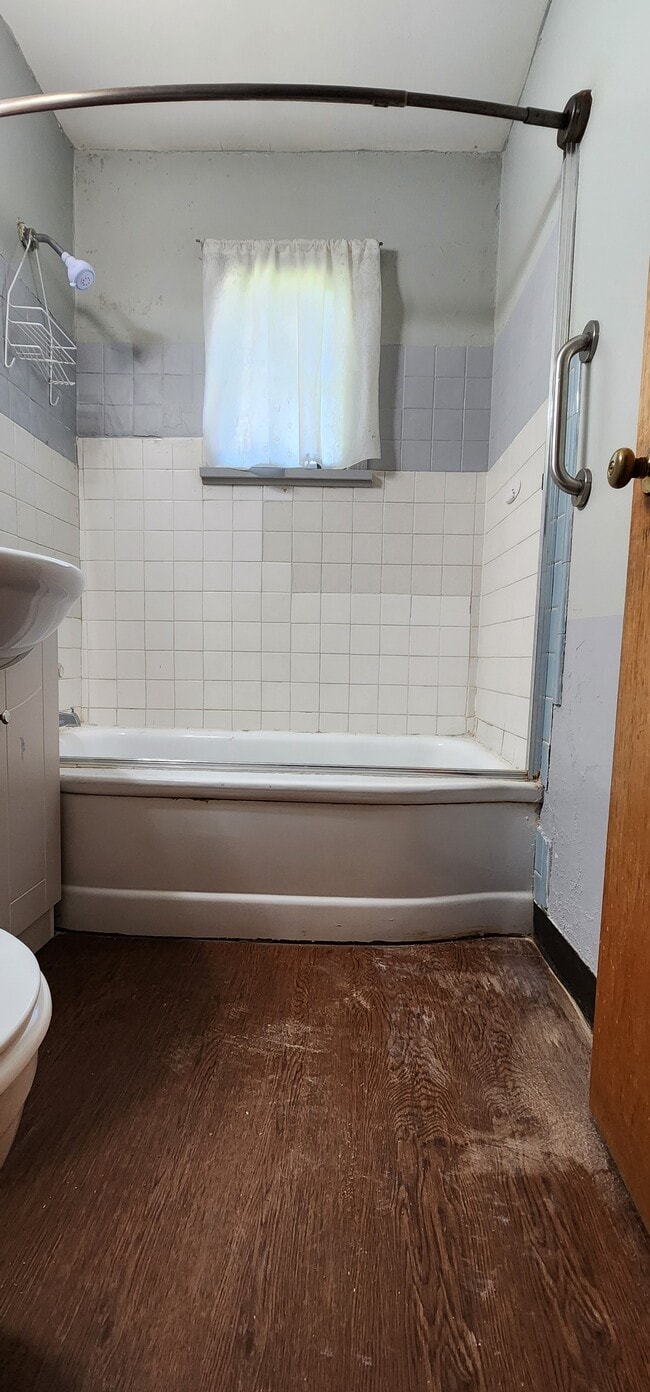 Baño - 819 East Ave S
