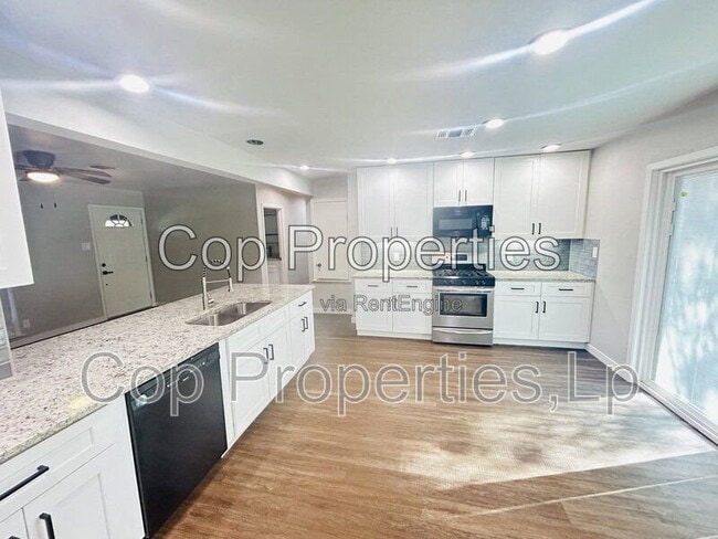 Photo - 2914 Greenacres St