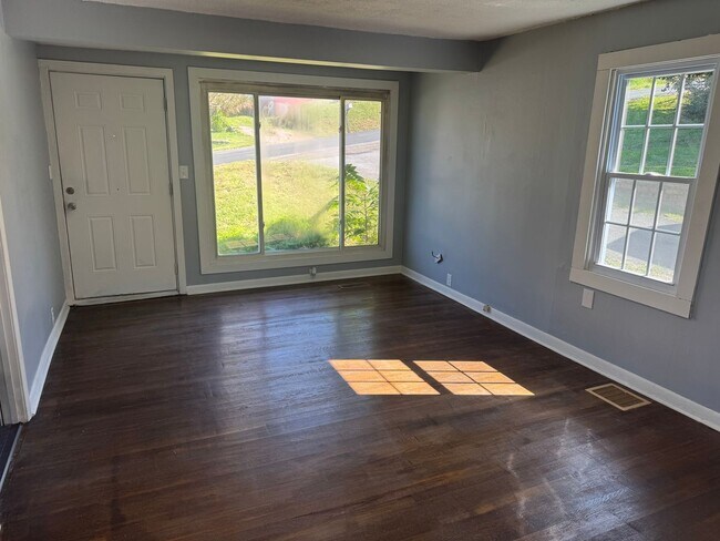 Photo - 212 Aesque St