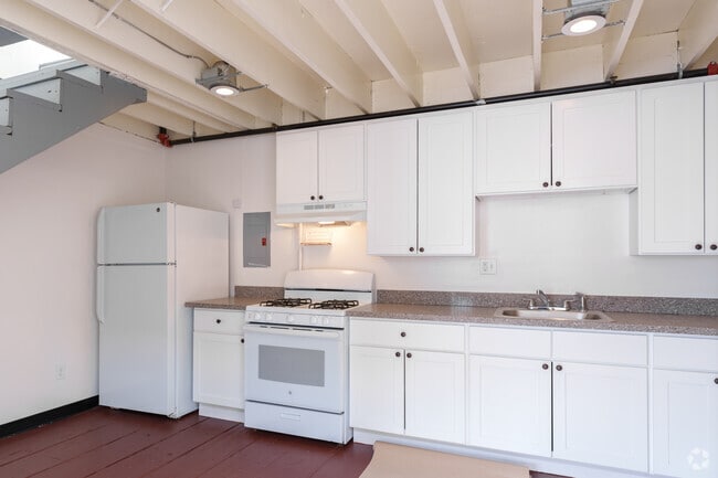 1BR, 1BA - 900SF - Kitchen