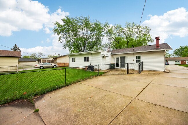 Photo - 670 Lakeview Ln