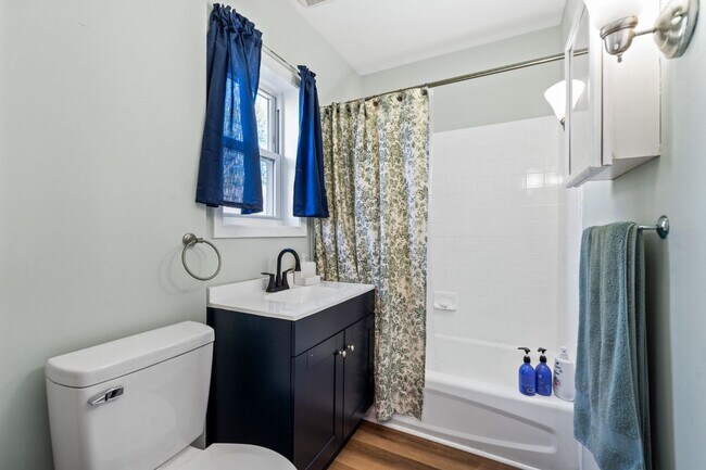 Photo - 120B Little Pl