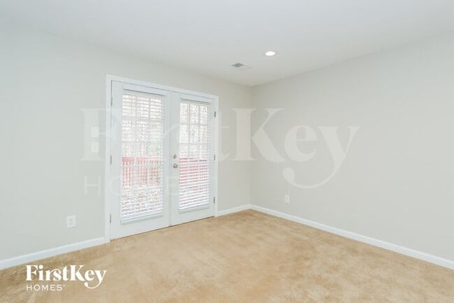 Photo - 205 Crown Oaks Ct