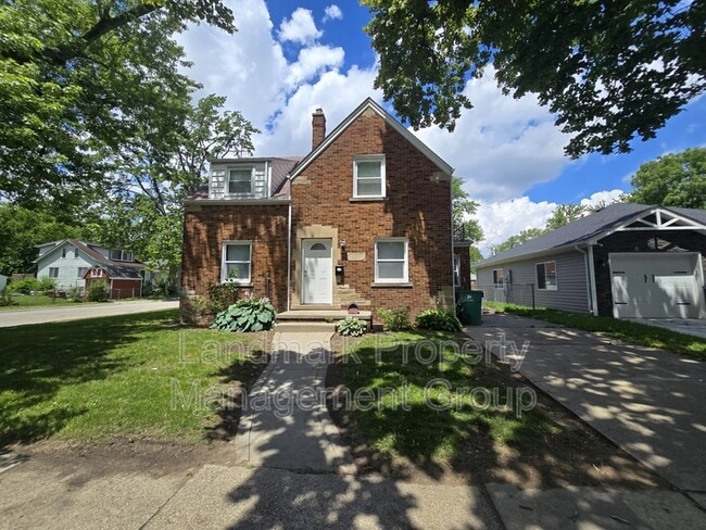 Building Photo - 15205 Maplewood Ave