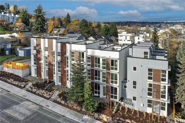 Building Photo - Magnolia Townhome