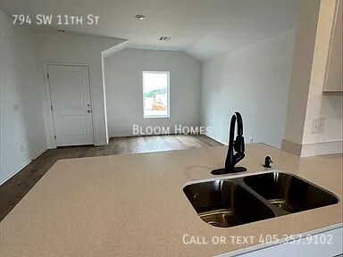 Photo - 794 SW 11th St