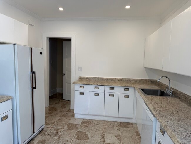 kitchen - 35 Gates Ave