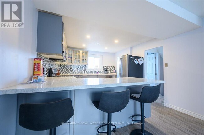 Photo - 103 Macaulay St E