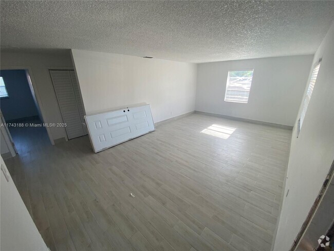 Building Photo - 4621 SW 33rd Ave Unit 1 Rental