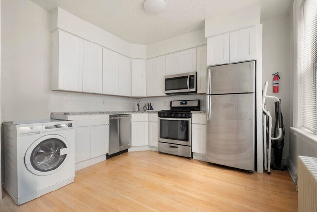 Building Photo - 76 Romaine Ave Unit 1F