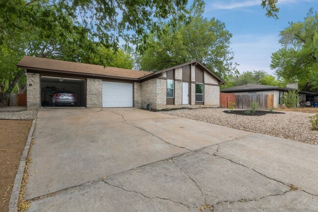Building Photo - 2/1 in Central Austin with Garage & Private Yard