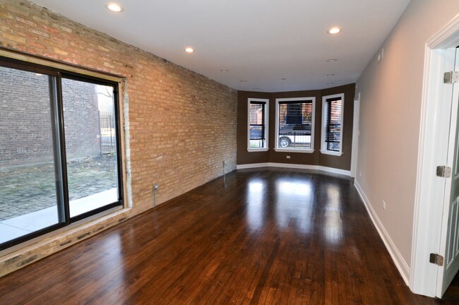 Building Photo - 2013 N Hoyne Ave Unit 1F Rental