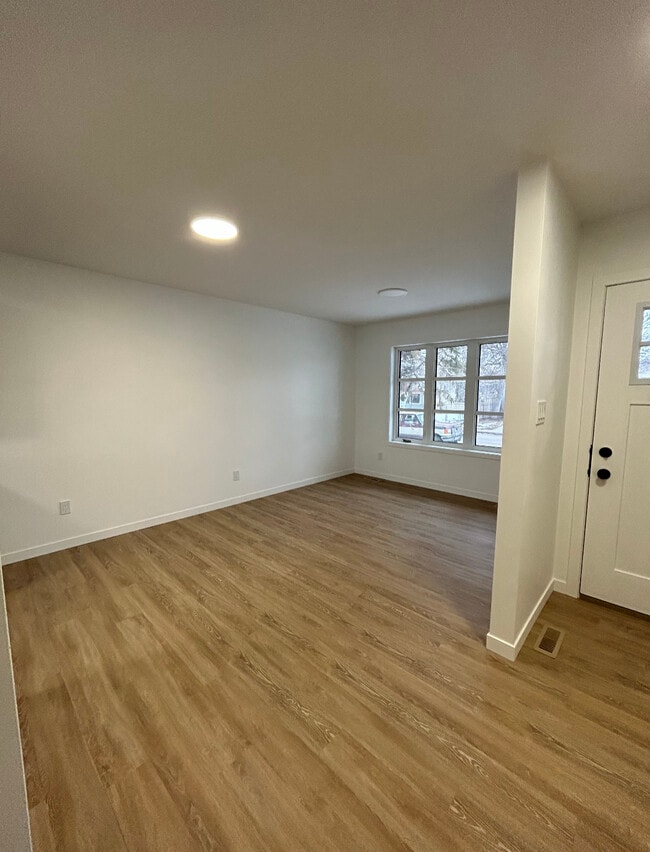 Photo - 764 Athol St