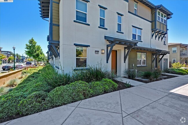 Building Photo - 2741 5th St Unit 2741 Rental