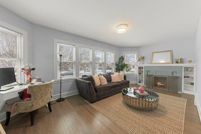 Photo - 5910 W Roscoe St