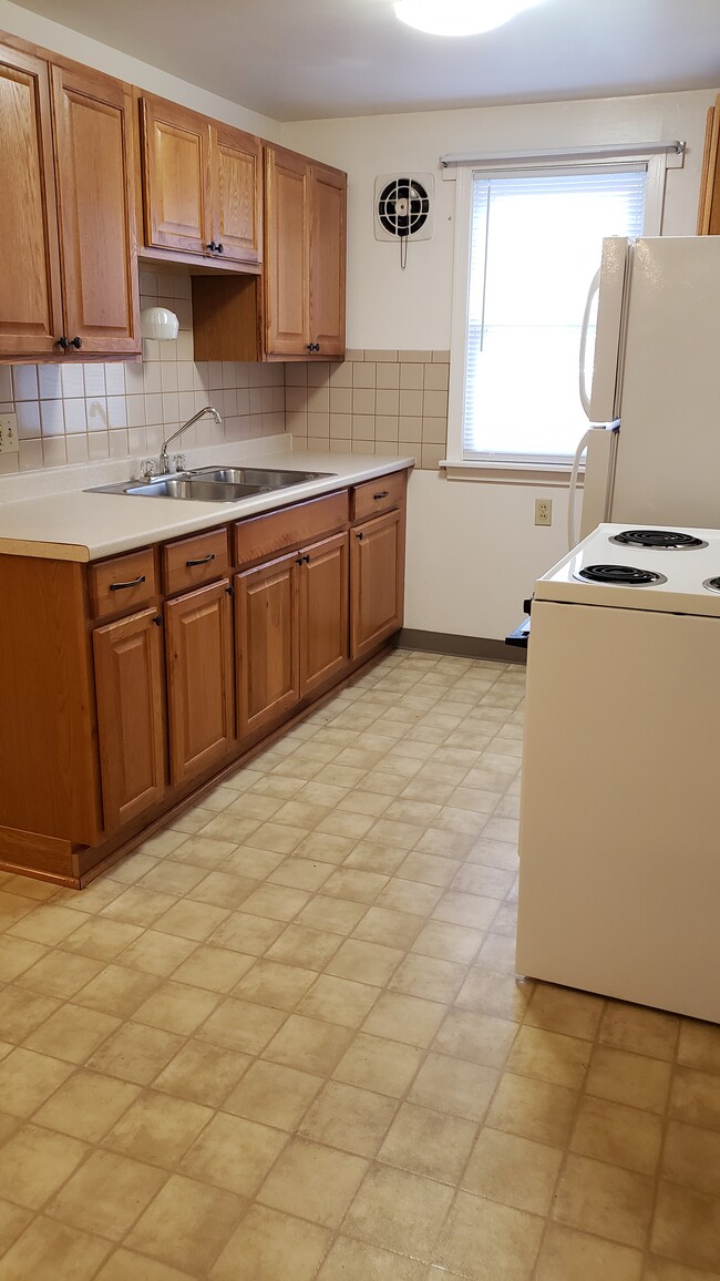 Building Photo - 166 Longmeadow Rd Unit apt 4