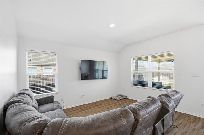 Photo - 287 George Neggan Ln