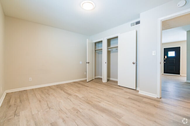 1BR, 1BA - 700SF - Primary Bedroom
