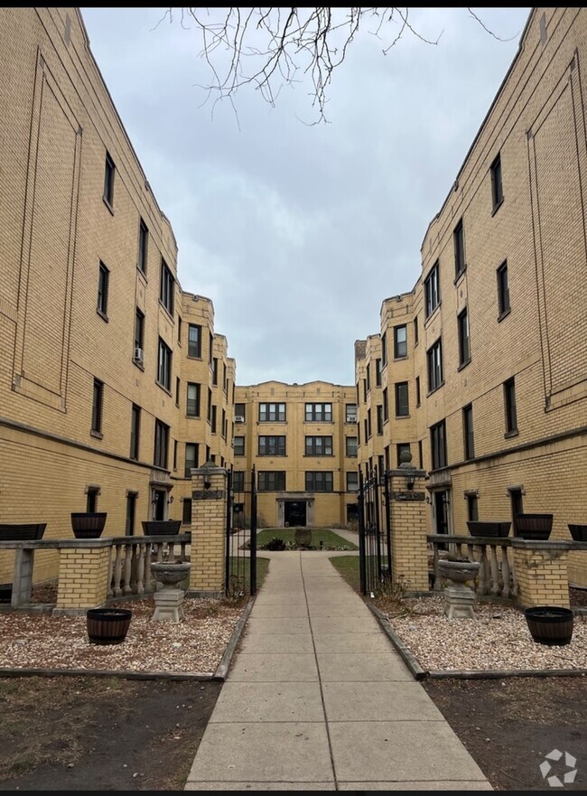 Building Photo - 3823 N Greenview Ave Unit 1W Rental