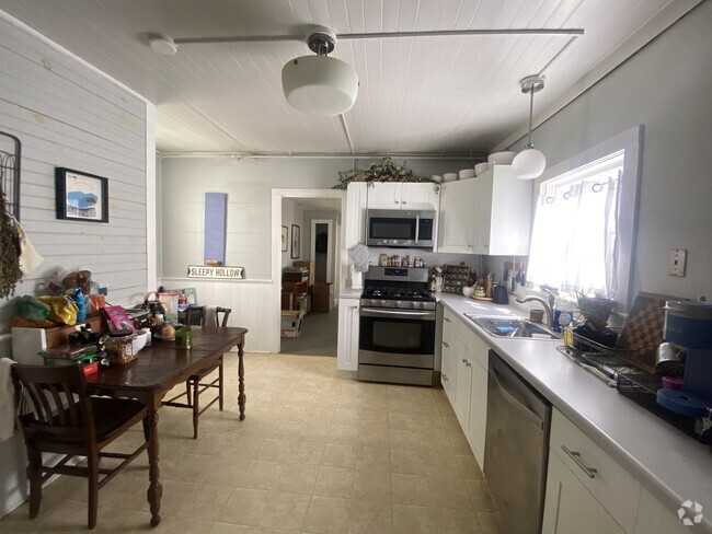 Building Photo - 216 Utica St Rental