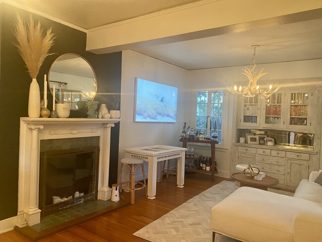 Photo - 907 N Genesee Ave