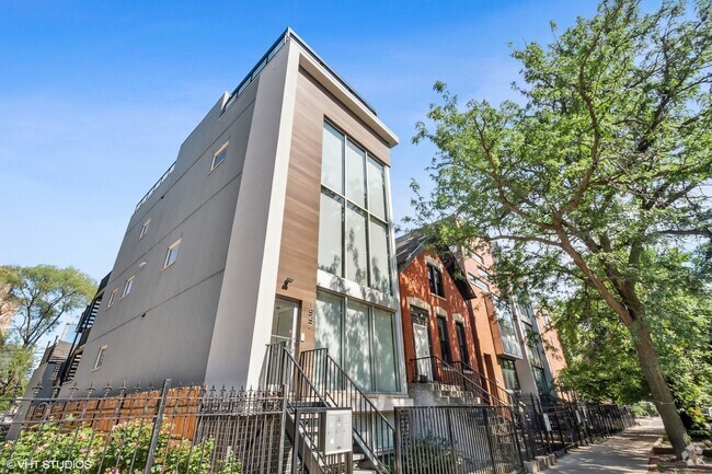 Building Photo - 1547 N Wood St Unit 2 Rental