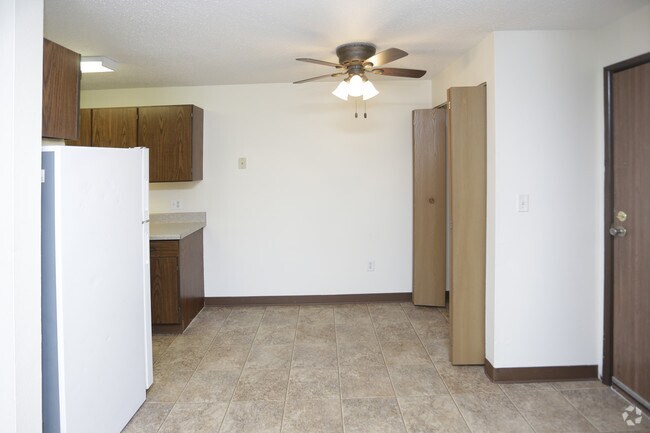Dining Area - Arrowhead Park 2525